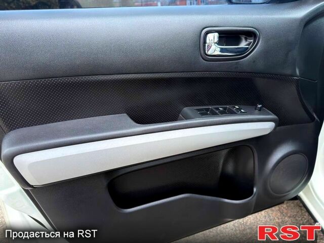 Белый Ниссан ИксТрейл, объемом двигателя 2 л и пробегом 170 тыс. км за 10450 $, фото 4 на Automoto.ua