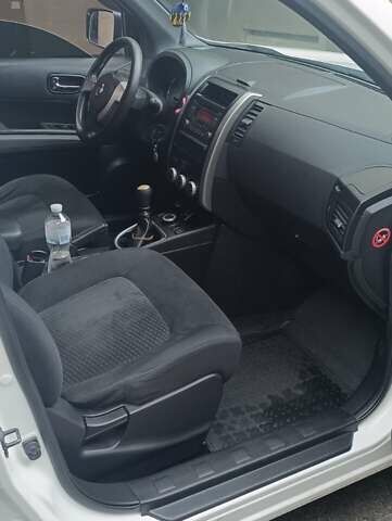 Белый Ниссан ИксТрейл, объемом двигателя 2 л и пробегом 275 тыс. км за 11000 $, фото 15 на Automoto.ua