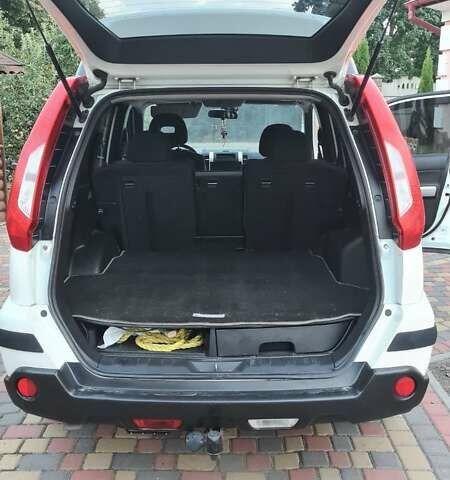 Белый Ниссан ИксТрейл, объемом двигателя 2 л и пробегом 279 тыс. км за 12900 $, фото 8 на Automoto.ua