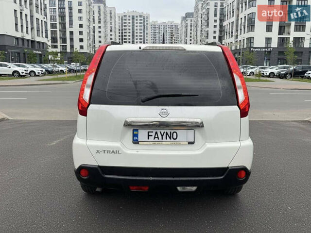 Белый Ниссан ИксТрейл, объемом двигателя 2 л и пробегом 275 тыс. км за 10333 $, фото 6 на Automoto.ua