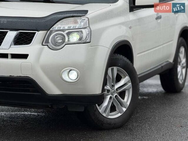 Белый Ниссан ИксТрейл, объемом двигателя 2 л и пробегом 240 тыс. км за 11000 $, фото 4 на Automoto.ua