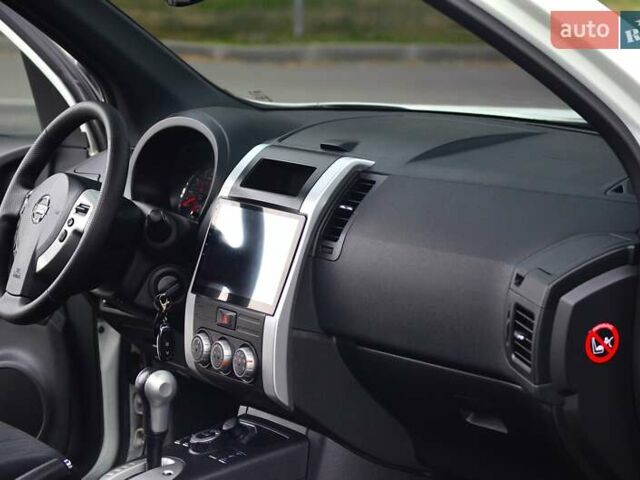 Белый Ниссан ИксТрейл, объемом двигателя 2 л и пробегом 121 тыс. км за 13800 $, фото 14 на Automoto.ua