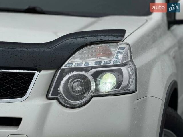 Белый Ниссан ИксТрейл, объемом двигателя 2 л и пробегом 240 тыс. км за 11000 $, фото 5 на Automoto.ua