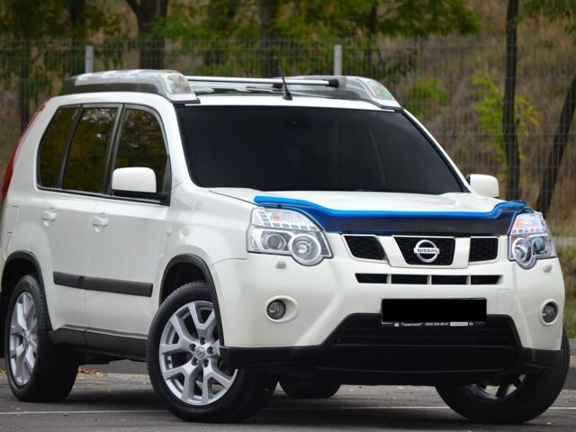 Белый Ниссан ИксТрейл, объемом двигателя 2 л и пробегом 122 тыс. км за 319 $, фото 4 на Automoto.ua