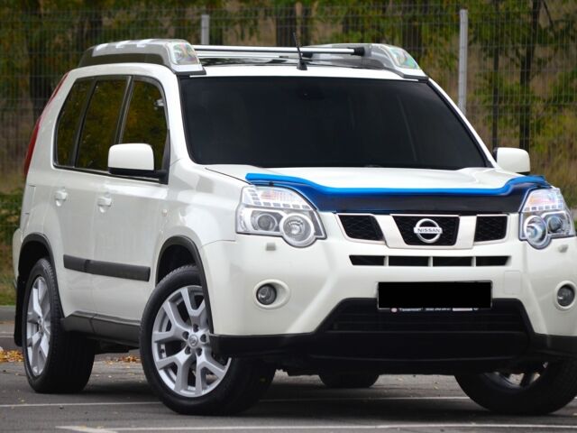 Белый Ниссан ИксТрейл, объемом двигателя 2 л и пробегом 122 тыс. км за 13800 $, фото 3 на Automoto.ua