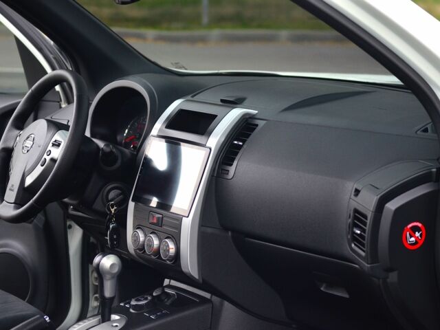 Белый Ниссан ИксТрейл, объемом двигателя 2 л и пробегом 122 тыс. км за 13800 $, фото 14 на Automoto.ua