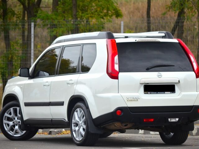Белый Ниссан ИксТрейл, объемом двигателя 2 л и пробегом 122 тыс. км за 319 $, фото 1 на Automoto.ua