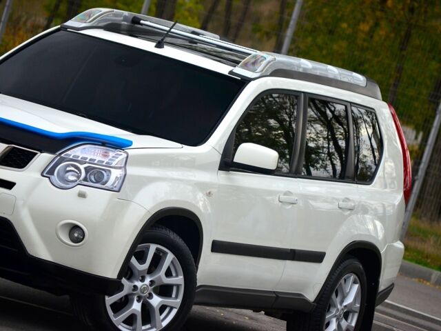 Белый Ниссан ИксТрейл, объемом двигателя 2 л и пробегом 122 тыс. км за 13800 $, фото 6 на Automoto.ua