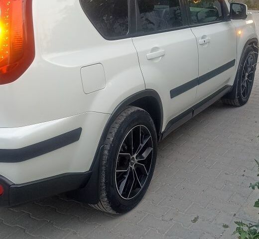 Білий Ніссан ІксТрейл, об'ємом двигуна 2 л та пробігом 221 тис. км за 13150 $, фото 9 на Automoto.ua