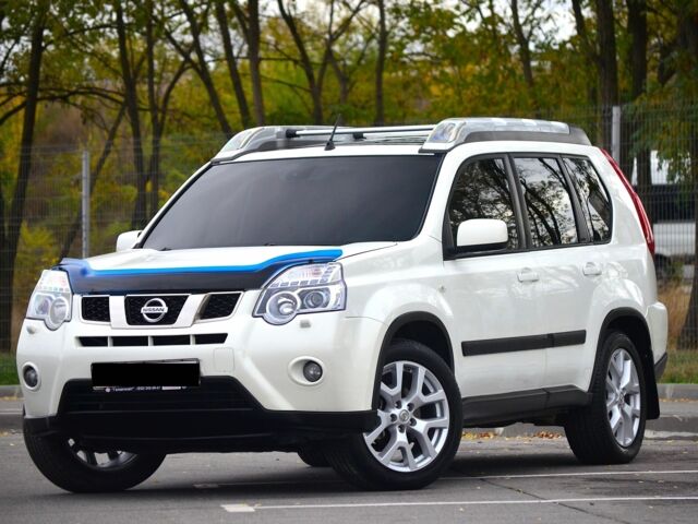 Белый Ниссан ИксТрейл, объемом двигателя 2 л и пробегом 122 тыс. км за 13800 $, фото 4 на Automoto.ua