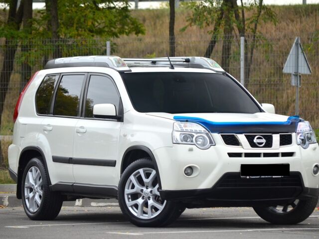 Белый Ниссан ИксТрейл, объемом двигателя 2 л и пробегом 122 тыс. км за 13800 $, фото 1 на Automoto.ua