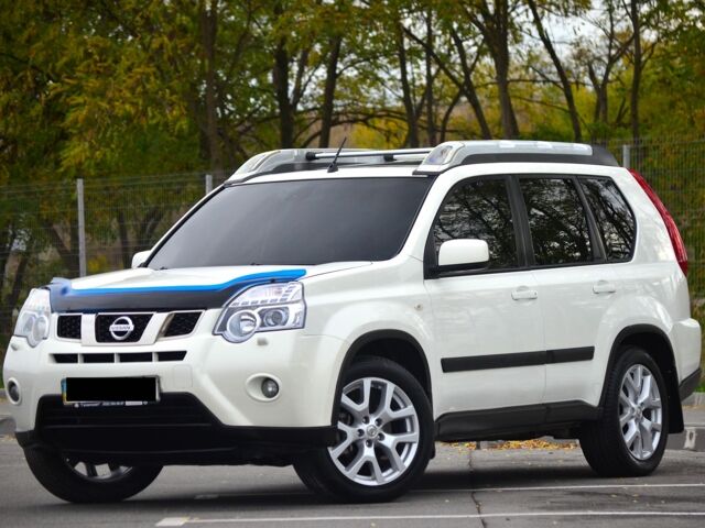 Белый Ниссан ИксТрейл, объемом двигателя 2 л и пробегом 122 тыс. км за 13800 $, фото 2 на Automoto.ua