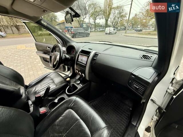 Білий Ніссан ІксТрейл, об'ємом двигуна 2 л та пробігом 147 тис. км за 9999 $, фото 49 на Automoto.ua