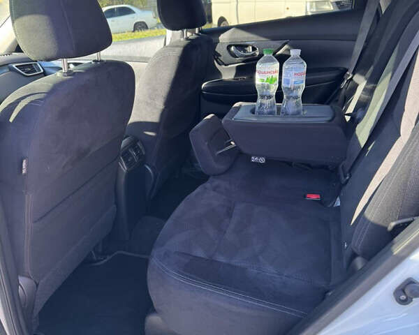 Белый Ниссан ИксТрейл, объемом двигателя 1.6 л и пробегом 84 тыс. км за 20000 $, фото 12 на Automoto.ua