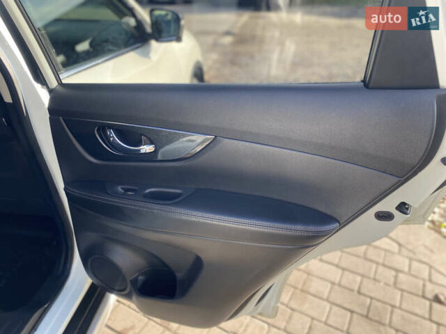 Белый Ниссан ИксТрейл, объемом двигателя 2.49 л и пробегом 183 тыс. км за 17500 $, фото 11 на Automoto.ua