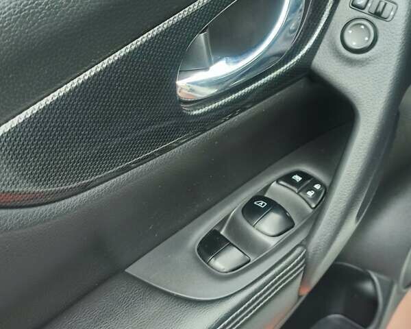 Белый Ниссан ИксТрейл, объемом двигателя 2 л и пробегом 220 тыс. км за 16299 $, фото 6 на Automoto.ua