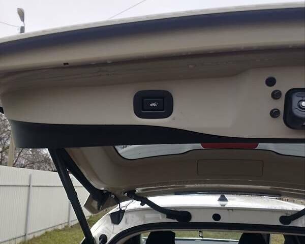 Белый Ниссан ИксТрейл, объемом двигателя 1.6 л и пробегом 81 тыс. км за 19000 $, фото 14 на Automoto.ua