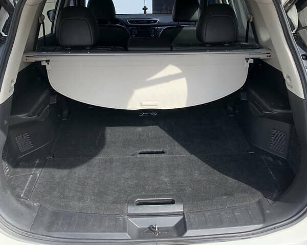 Белый Ниссан ИксТрейл, объемом двигателя 1.6 л и пробегом 73 тыс. км за 18000 $, фото 8 на Automoto.ua