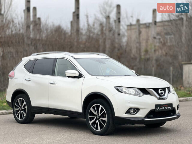 Белый Ниссан ИксТрейл, объемом двигателя 1.6 л и пробегом 52 тыс. км за 21999 $, фото 2 на Automoto.ua