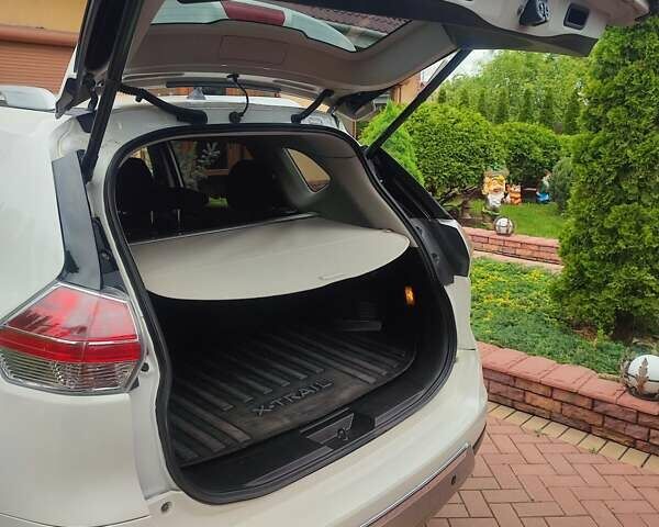 Белый Ниссан ИксТрейл, объемом двигателя 2 л и пробегом 220 тыс. км за 16299 $, фото 5 на Automoto.ua