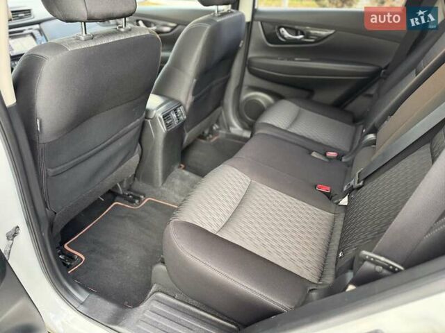 Белый Ниссан ИксТрейл, объемом двигателя 1.6 л и пробегом 80 тыс. км за 18700 $, фото 15 на Automoto.ua