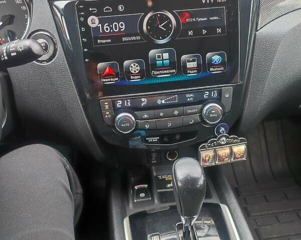 Белый Ниссан ИксТрейл, объемом двигателя 2 л и пробегом 220 тыс. км за 16299 $, фото 2 на Automoto.ua