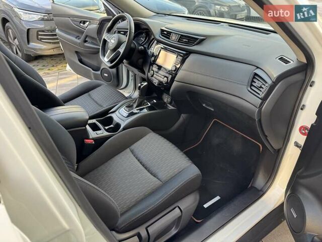 Белый Ниссан ИксТрейл, объемом двигателя 1.6 л и пробегом 80 тыс. км за 18700 $, фото 44 на Automoto.ua