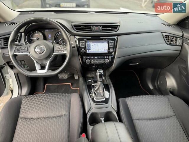 Белый Ниссан ИксТрейл, объемом двигателя 1.6 л и пробегом 80 тыс. км за 18700 $, фото 16 на Automoto.ua