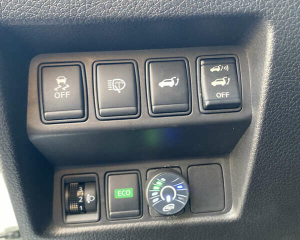 Белый Ниссан ИксТрейл, объемом двигателя 2.49 л и пробегом 183 тыс. км за 17500 $, фото 14 на Automoto.ua