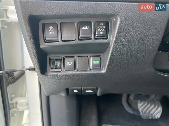 Белый Ниссан ИксТрейл, объемом двигателя 2 л и пробегом 47 тыс. км за 22000 $, фото 16 на Automoto.ua