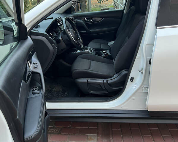 Белый Ниссан ИксТрейл, объемом двигателя 2.49 л и пробегом 130 тыс. км за 16800 $, фото 18 на Automoto.ua