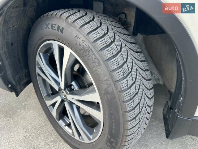 Белый Ниссан ИксТрейл, объемом двигателя 2 л и пробегом 47 тыс. км за 20500 $, фото 2 на Automoto.ua