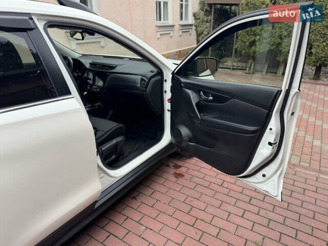 Белый Ниссан ИксТрейл, объемом двигателя 2.49 л и пробегом 130 тыс. км за 16800 $, фото 11 на Automoto.ua
