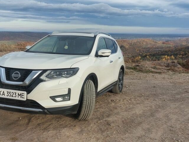 Белый Ниссан ИксТрейл, объемом двигателя 2.5 л и пробегом 160 тыс. км за 24000 $, фото 1 на Automoto.ua