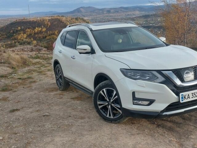 Белый Ниссан ИксТрейл, объемом двигателя 2.5 л и пробегом 160 тыс. км за 24000 $, фото 3 на Automoto.ua