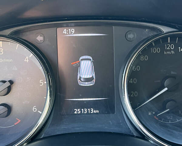 Белый Ниссан ИксТрейл, объемом двигателя 1.6 л и пробегом 251 тыс. км за 15700 $, фото 8 на Automoto.ua
