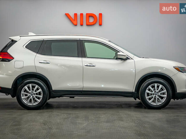 Белый Ниссан ИксТрейл, объемом двигателя 1.6 л и пробегом 141 тыс. км за 17810 $, фото 3 на Automoto.ua