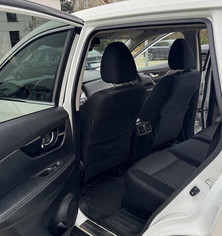 Белый Ниссан ИксТрейл, объемом двигателя 1.6 л и пробегом 70 тыс. км за 24000 $, фото 2 на Automoto.ua