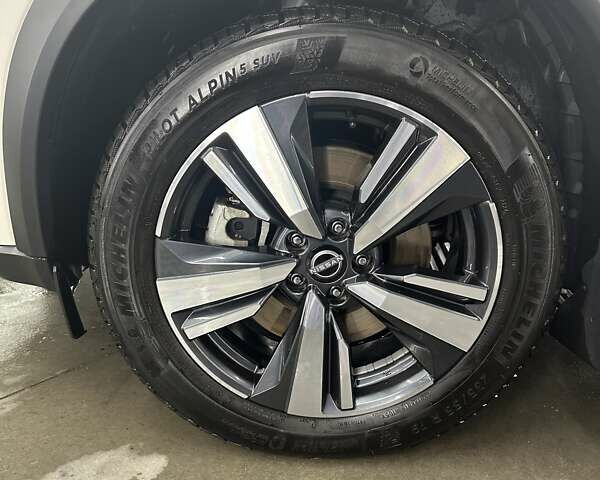 Білий Ніссан ІксТрейл, об'ємом двигуна 1.5 л та пробігом 26 тис. км за 45000 $, фото 4 на Automoto.ua