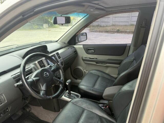 Бежевый Ниссан ИксТрейл, объемом двигателя 2.5 л и пробегом 265 тыс. км за 6000 $, фото 12 на Automoto.ua