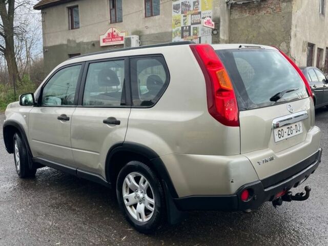 Бежевый Ниссан ИксТрейл, объемом двигателя 2 л и пробегом 282 тыс. км за 4000 $, фото 2 на Automoto.ua