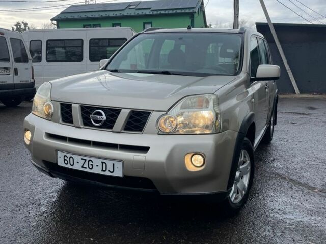 Бежевый Ниссан ИксТрейл, объемом двигателя 2 л и пробегом 282 тыс. км за 4000 $, фото 3 на Automoto.ua