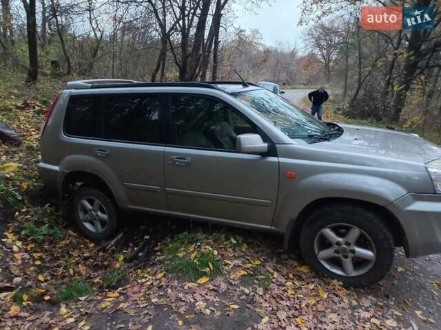 Бежевий Ніссан ІксТрейл, об'ємом двигуна 2.5 л та пробігом 300 тис. км за 8000 $, фото 1 на Automoto.ua