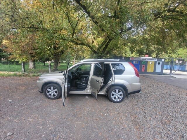 Бежевый Ниссан ИксТрейл, объемом двигателя 2 л и пробегом 240 тыс. км за 8000 $, фото 1 на Automoto.ua