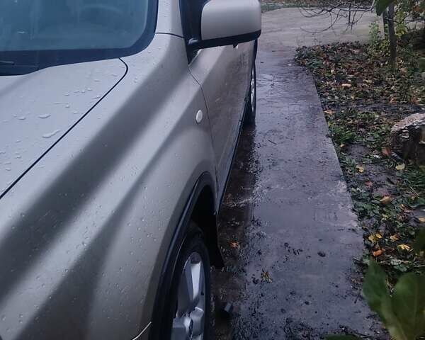 Бежевий Ніссан ІксТрейл, об'ємом двигуна 2 л та пробігом 183 тис. км за 9000 $, фото 3 на Automoto.ua