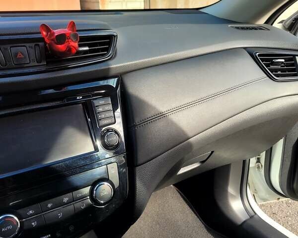 Бежевый Ниссан ИксТрейл, объемом двигателя 1.6 л и пробегом 147 тыс. км за 17500 $, фото 17 на Automoto.ua