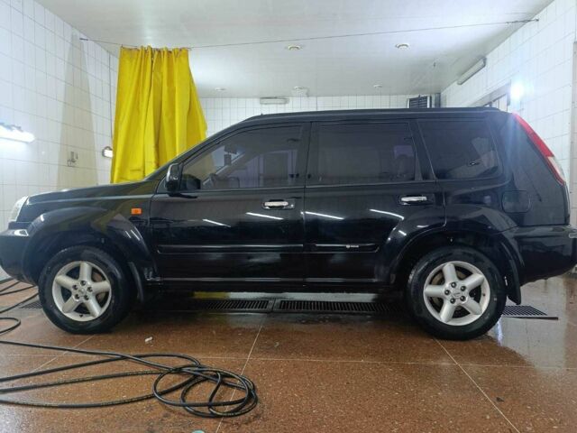 Черный Ниссан ИксТрейл, объемом двигателя 2 л и пробегом 367 тыс. км за 6400 $, фото 2 на Automoto.ua