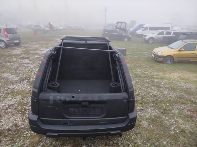 Черный Ниссан ИксТрейл, объемом двигателя 2.2 л и пробегом 300 тыс. км за 3000 $, фото 4 на Automoto.ua