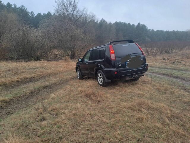 Черный Ниссан ИксТрейл, объемом двигателя 2.2 л и пробегом 290 тыс. км за 4500 $, фото 2 на Automoto.ua