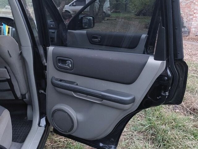 Черный Ниссан ИксТрейл, объемом двигателя 2.2 л и пробегом 260 тыс. км за 3000 $, фото 11 на Automoto.ua